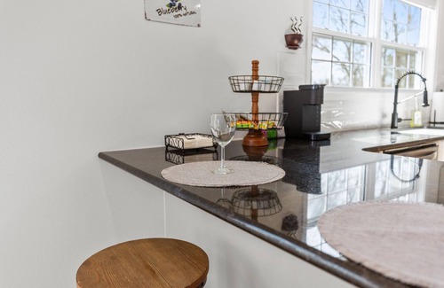 Mena House | BLUEBERRY COTTAGE is superbly located in Mena. WIFI, ALL NEW, Just Remodeled