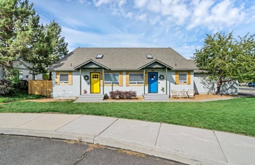 Mountain View District House | Bluebird Day - 2 King Beds, Dog Friendly, Walkable!