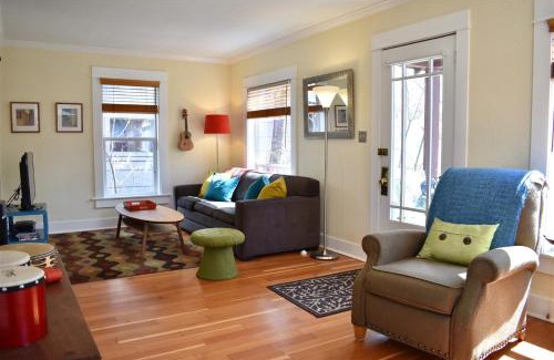 Old Bend House | Bluebird Day - Jefferson Cottage