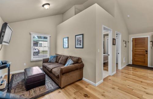 Old Bend House | Bluebird Day - Sierra Nook