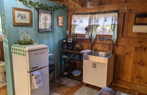 Hot Springs House | BlueBird Nest 2.0, hot tub! Sibley double bell on huge deck!covered kitchen/bath