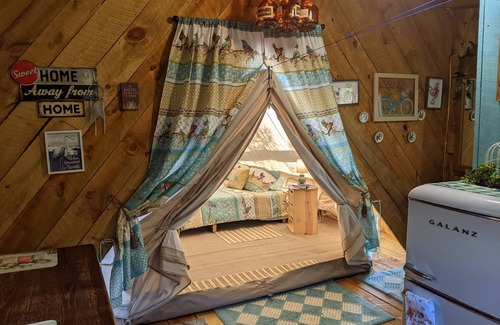 Hot Springs House | BlueBird Nest 2.0, hot tub! Sibley double bell on huge deck!covered kitchen/bath