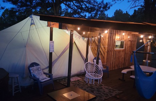 Hot Springs House | BlueBird Nest 2.0, hot tub! Sibley double bell on huge deck!covered kitchen/bath