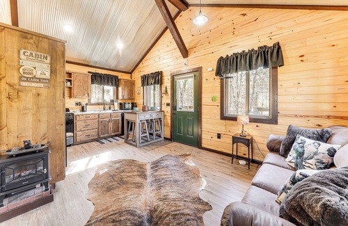 Whitesboro Apartment | 'Bluebird Treehouse' Near Kiamichi Mtns w/Hot Tub