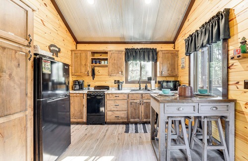Whitesboro Apartment | 'Bluebird Treehouse' Near Kiamichi Mtns w/Hot Tub