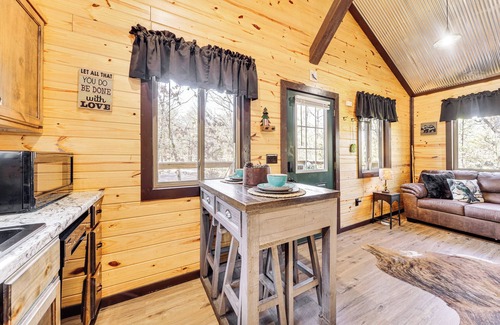 Whitesboro Apartment | 'Bluebird Treehouse' Near Kiamichi Mtns w/Hot Tub