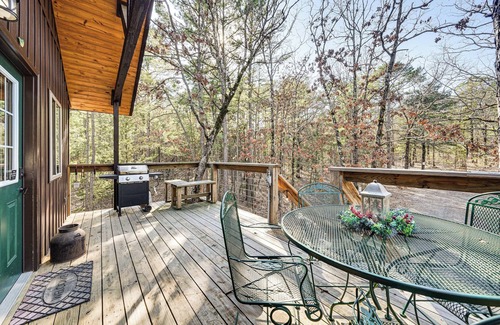 Whitesboro Apartment | 'Bluebird Treehouse' Near Kiamichi Mtns w/Hot Tub