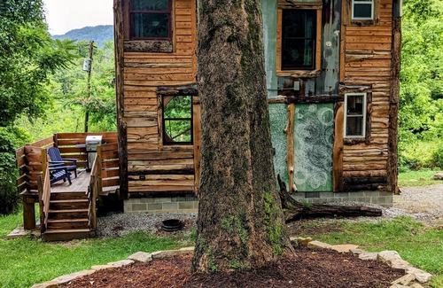 Chattanooga Cabin | Bluegrass Highway ~ Creek & River Nearby ~ 8 Miles to Downtown