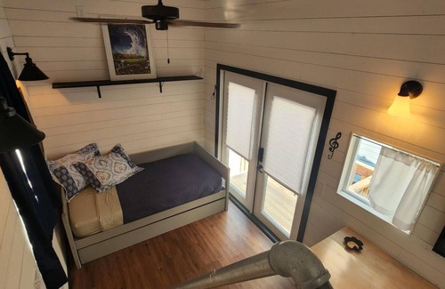 Lyons Resort | Bluegrass Jam Tiny House – Musical Charm Near Boulder & Riverfront Bliss