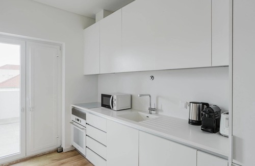 Sao Sebastiao da Pedreira Apartment | Blueground | Avenidas Novas, washer & a/c