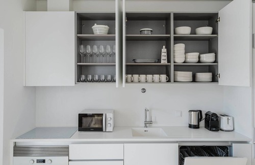 Sao Sebastiao da Pedreira Apartment | Blueground | Avenidas Novas, washer & a/c