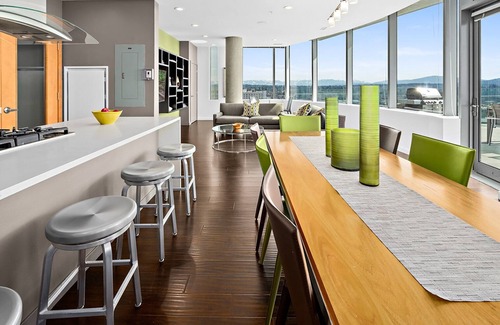 West Bellevue Apartment | Blueground | Bellevue, pool, nr parks