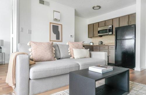 Gateway Apartment | Blueground Gateway pool gym close to shops ATX-252