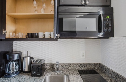 Georgetown Apartment | Blueground | Georgetown, AC & w/d, walk to shops