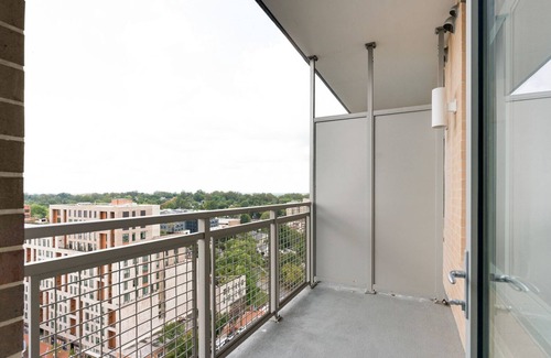 Woodmont Triangle Apartment | Blueground | Hunter Mill District, pool, nr Lake Anne