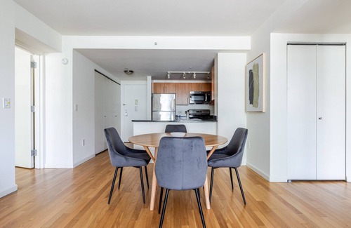 Hunters Point Apartment | Blueground | LIC, pool & gym, nr parks
