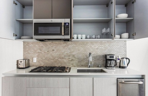 Culver City Apartment | Blueground | Palms, pool, nr Culver City Park