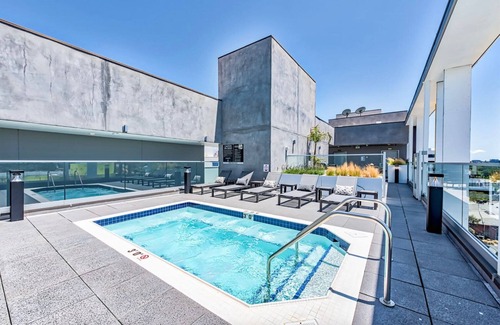 Culver City Apartment | Blueground | Palms, pool, nr Culver City Park