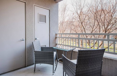 North Central Apartment | Blueground | San Mateo, pool & w/d, nr park