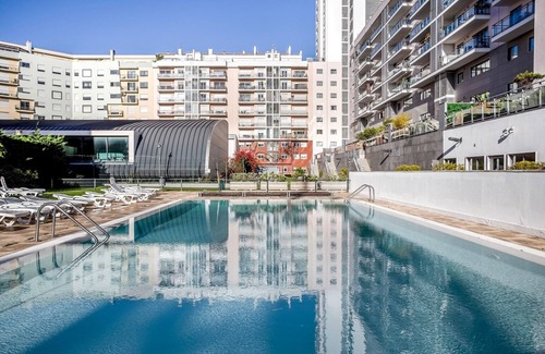 Cidade Universitaria Apartment | Blueground | Telheiras, pool