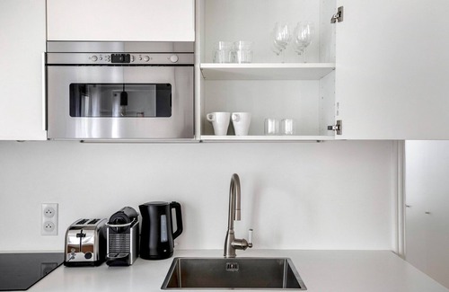 Porte-Dauphine Apartment | Blueground | Trocadéro, elev, nr Eiffel Tower