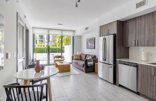 Northeast Miami Apartment | Blueground | Upper East Side, pool, nr Baywood Park