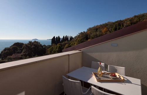 Tellaro Apartment | BlueLine Terrace - attic with two rooms in front of Fiascherino beach
