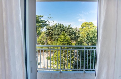 Kerameies Apartment | BlueWhite Studio - Mountain Vistas by the Pool