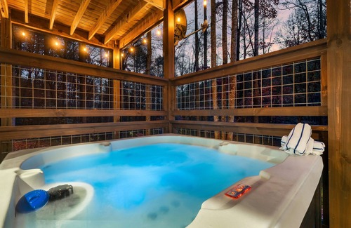 Gatlinburg - Pigeon Forge Cabin | Bluff Mountain Retreat: New and Modern w/Indoor Pool and 3 En Suite Bedrooms