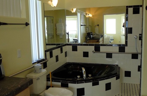 Homer Cabin | Bluffview Lodge - Oceanview, Located in the heart of Old Town - Stunning Views