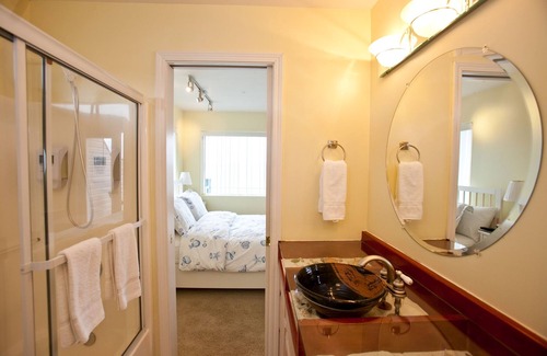 Homer Cabin | Bluffview Lodge - Oceanview, Located in the heart of Old Town - Stunning Views