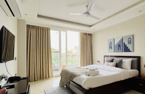 Sector 14 Hotel | BluO 1BHK Suite - Balcony, Gym, Lift, Parking