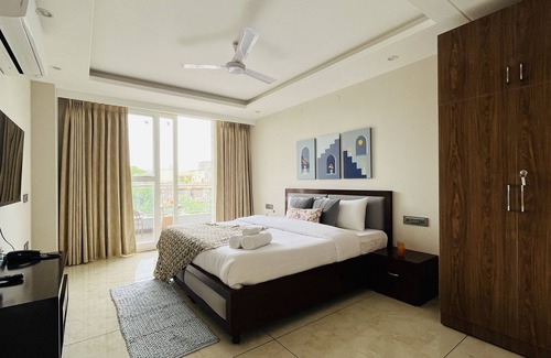 Sector 14 Hotel | BluO 1BHK Suite - Balcony, Lift, Gym, Parking, TTn