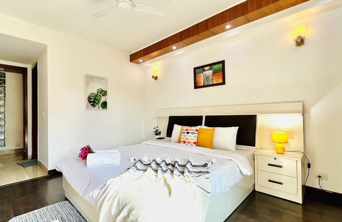 Delhi Apartment | BluO 3BHK M Block Mkt - Lift, Balcony, Parkingn