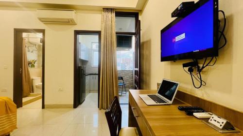 Gurugram Apartment | BluO Studio2 Golf Course Road - Gym, Terrace Garden