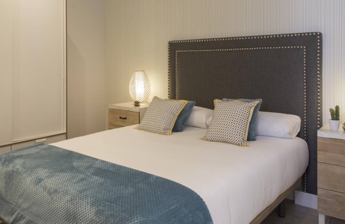 Abando Apartment | BMA4 by Forever Rentals. Deluxe 1 bedroom apartment with air conditioning. Wifi