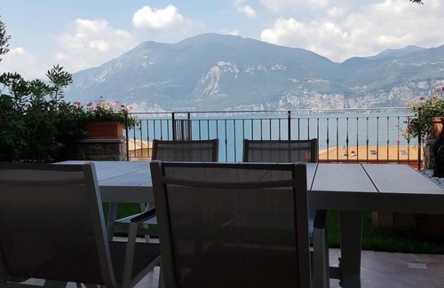 Magugnago Apartment | Bmp Apartment DELUXE 2 with Jacuzzi overlooking the lake