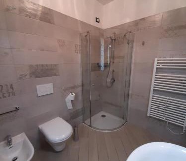 Magugnago House | BMP APARTMENT DELUXE 2 JACUZZI RISCALDATA PRIVATA vista Lago di Garda