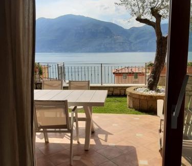 Magugnago House | BMP APARTMENT DELUXE 2 JACUZZI RISCALDATA PRIVATA vista Lago di Garda