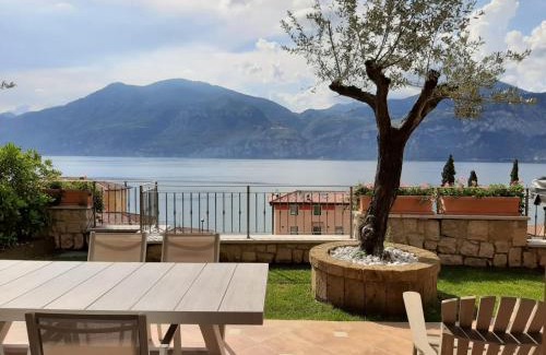 Magugnago House | BMP APARTMENT DELUXE 2 JACUZZI RISCALDATA PRIVATA vista Lago di Garda