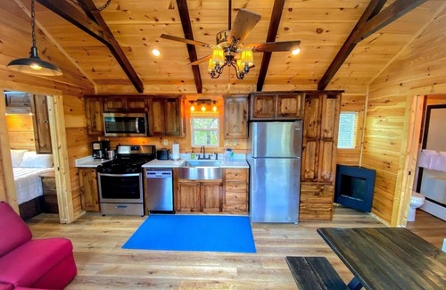 Twin Mountain Cabin | BMV1 Awesome "Tiny Home" A/C, Mountain Views, Minutes to Skiing, Hiking, Attractions, Dog Friendly!