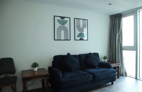 Whitechapel Apartment | BnBNook - 2BR by Tower of London and Tower Bridge