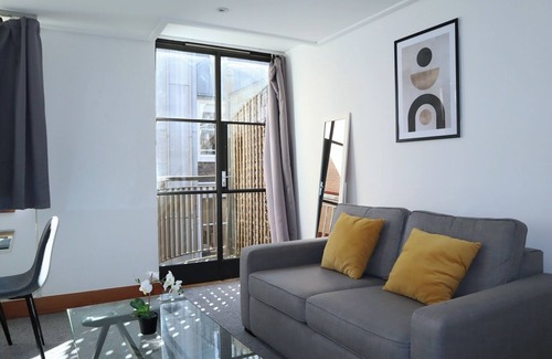 The City of London Apartment | BnBNook - Central 2BR with Balcony - Soho and Strand