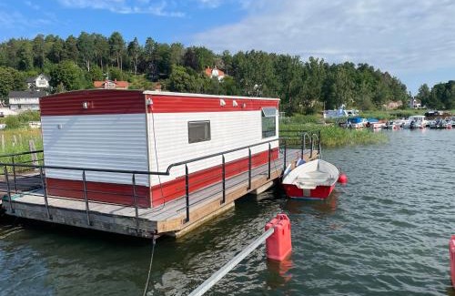 Gamleby House | Bo på husbåt med egen badplats