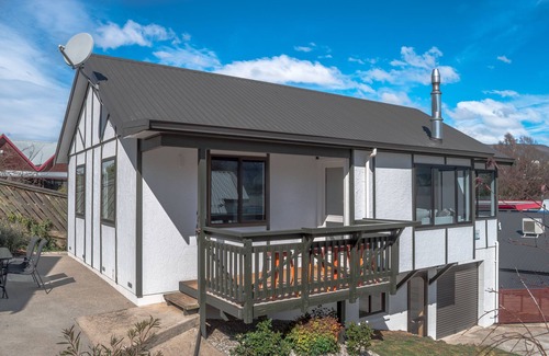 Wanaka House | Bo's Bach: A stunning place, great location, sunny & pet Friendly !