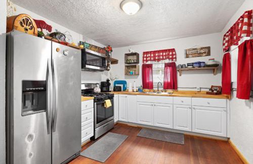 Central - Terry House | Bo's Rustic Cottage Cozy and Charming with Hot Tub and Fenced Yard