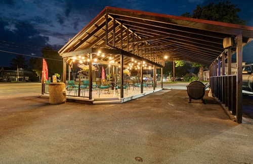 Sylvan Beach Apartment | `Boardwalk Bungalow`-2 Beds, 1min walk to Beach!