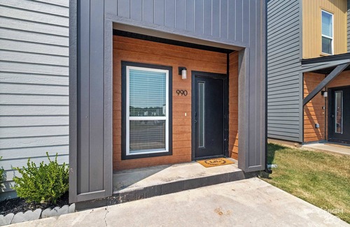 Centerton House | Boardwalk Chic Modern Centerton Retreat 2-Bed/2Bath