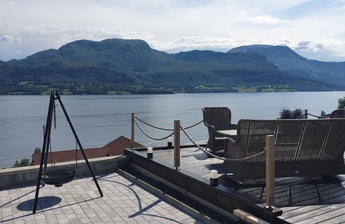Averoy Apartment | Boat is 2 km from Kvernesfjorden Apartments