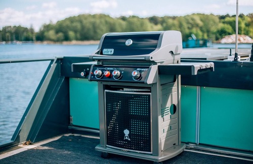 Tegel Boat Rental | Boat 'Pankow' with Lake View, Wi-Fi and Air Conditioning